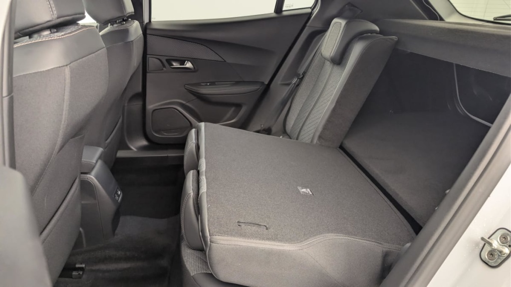 PEUGEOT 2008 Hybrid 136 e-DCS6 Allure - ref: 1-360731 - Photo 12