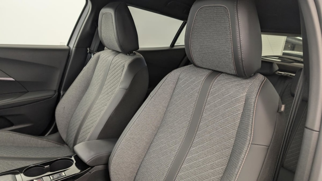 PEUGEOT 2008 Hybrid 136 e-DCS6 Allure - ref: 1-360731 - Photo 16