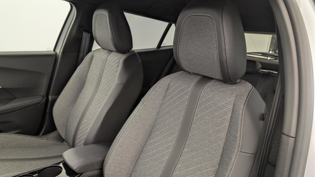 PEUGEOT 2008 Hybrid 136 e-DCS6 Allure - ref: 1-360733 - Photo 16