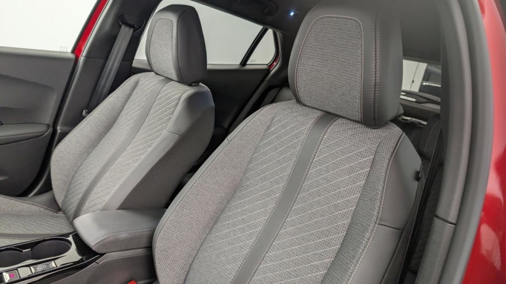 PEUGEOT 2008 Hybrid 136 e-DCS6 Allure - ref: 1-360753 - Photo 16