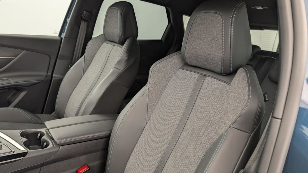 PEUGEOT 3008 Hybrid 180 e-EAT8 Allure Pack - ref: 1-365238 - Photo 16