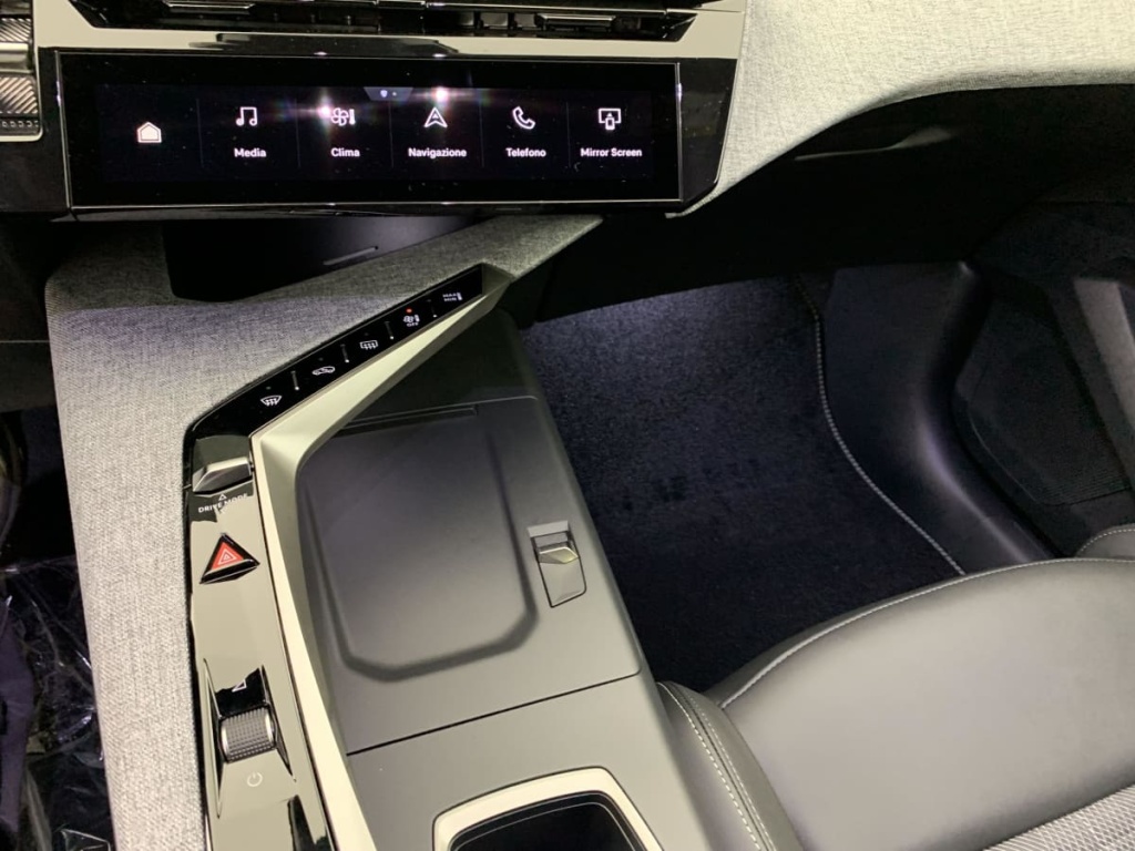 PEUGEOT 3008 Hybrid 145 e-DCS6 GT - ref: 1-366162 - Photo 18