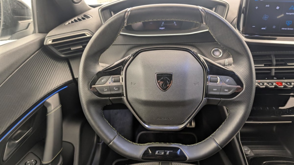 PEUGEOT 2008 50 kWh 136 ch GT - ref: 1-366500 - Photo 14