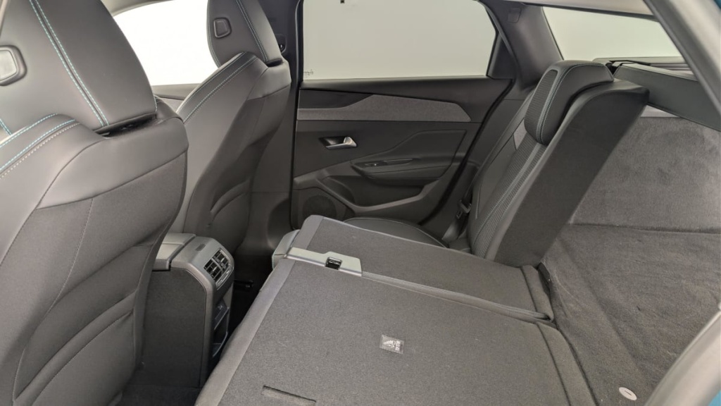 PEUGEOT 308 SW PHEV 180 e-EAT8 Allure - ref: 1-366803 - Photo 12