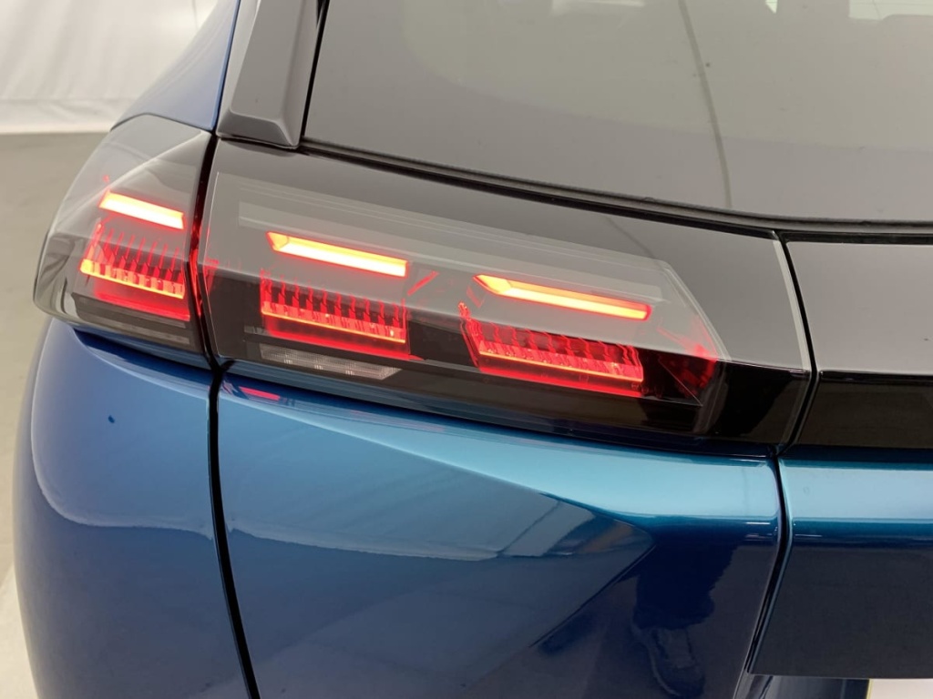 PEUGEOT 2008 Hybrid 145 e-DCS6 Allure - ref: 1-367209 - Photo 12