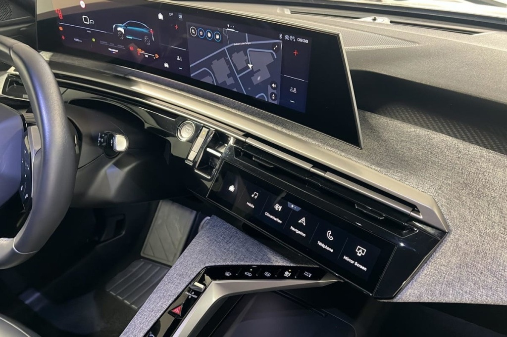 PEUGEOT 3008 Hybrid 136 e-DCS6 Allure - ref: 1-368109 - Photo 17