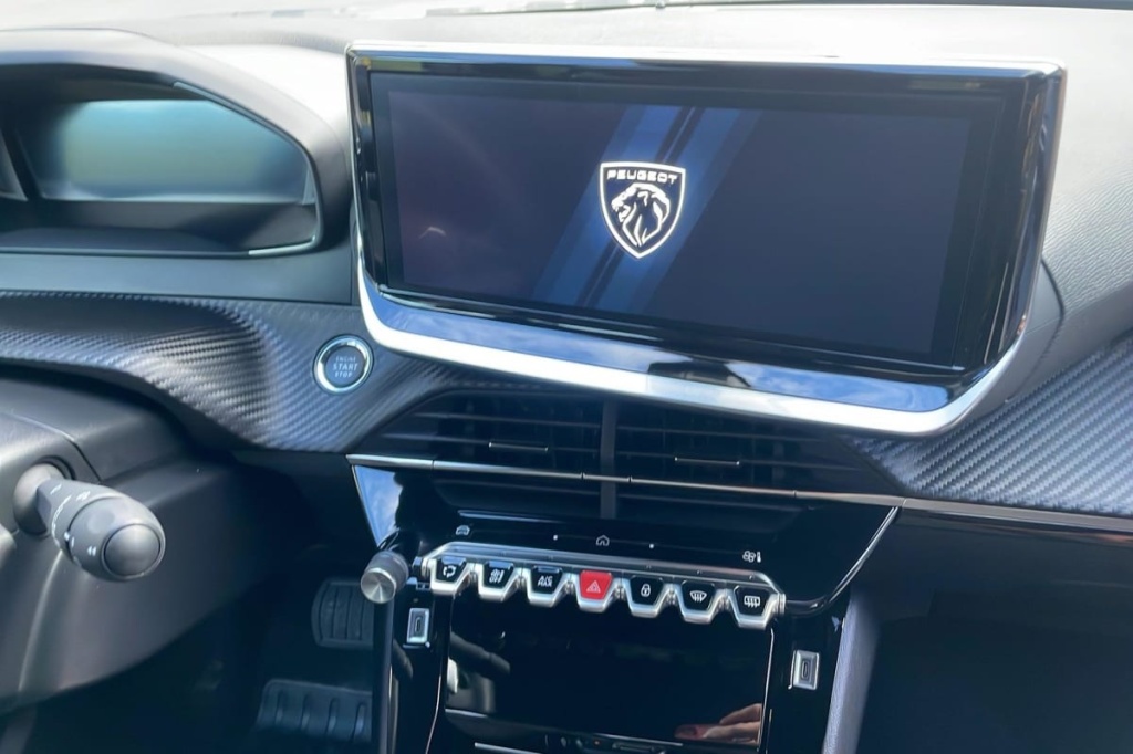 PEUGEOT 2008 Hybrid 136 e-DCS6 Allure - ref: 1-368966 - Photo 17