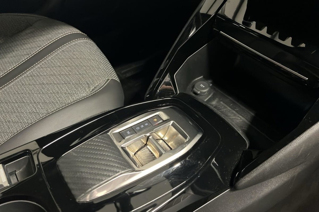 PEUGEOT 2008 Hybrid 136 e-DCS6 Allure - ref: 1-368994 - Photo 16