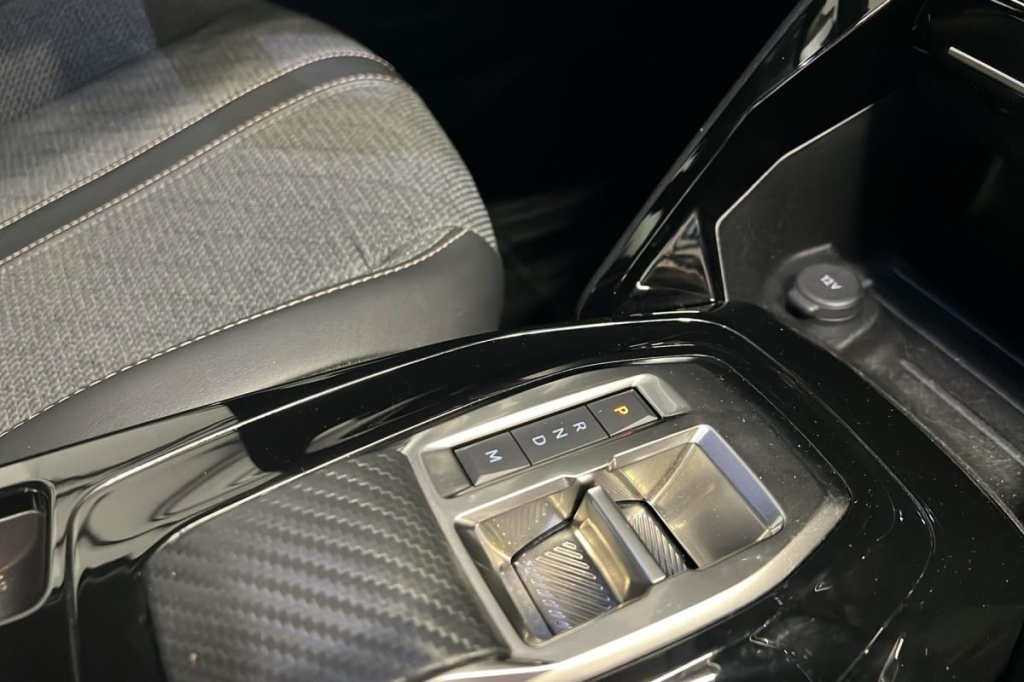 PEUGEOT 2008 Hybrid 136 e-DCS6 Allure - ref: 1-369014 - Photo 16