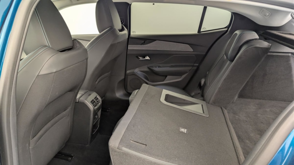 PEUGEOT 408 Hybrid 145 e-DCS6 Allure - ref: 1-369905 - Photo 12