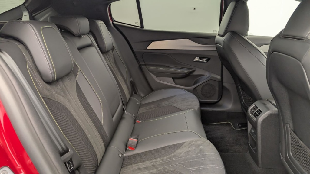 PEUGEOT 408 Hybrid 145 e-DCS6 GT - ref: 1-370058 - Photo 10