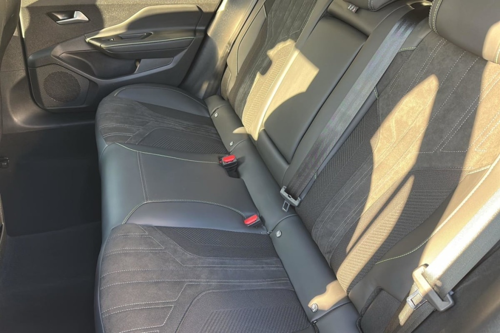 PEUGEOT 408 Hybrid 145 e-DCS6 GT - ref: 1-370059 - Photo 10