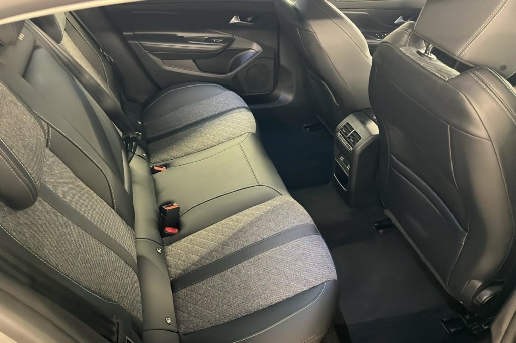 PEUGEOT 408 PHEV 180 e-EAT8 Allure - ref: 1-370272 - Photo 10