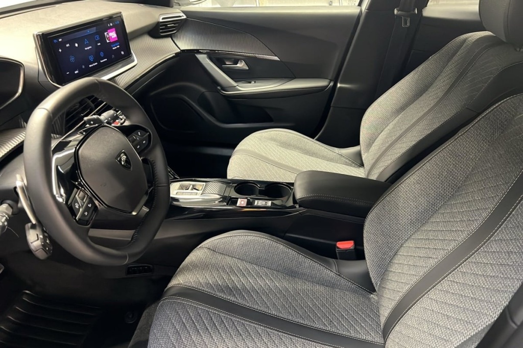 PEUGEOT 2008 Hybrid 145 e-DCS6 Allure - ref: 1-371432 - Photo 9