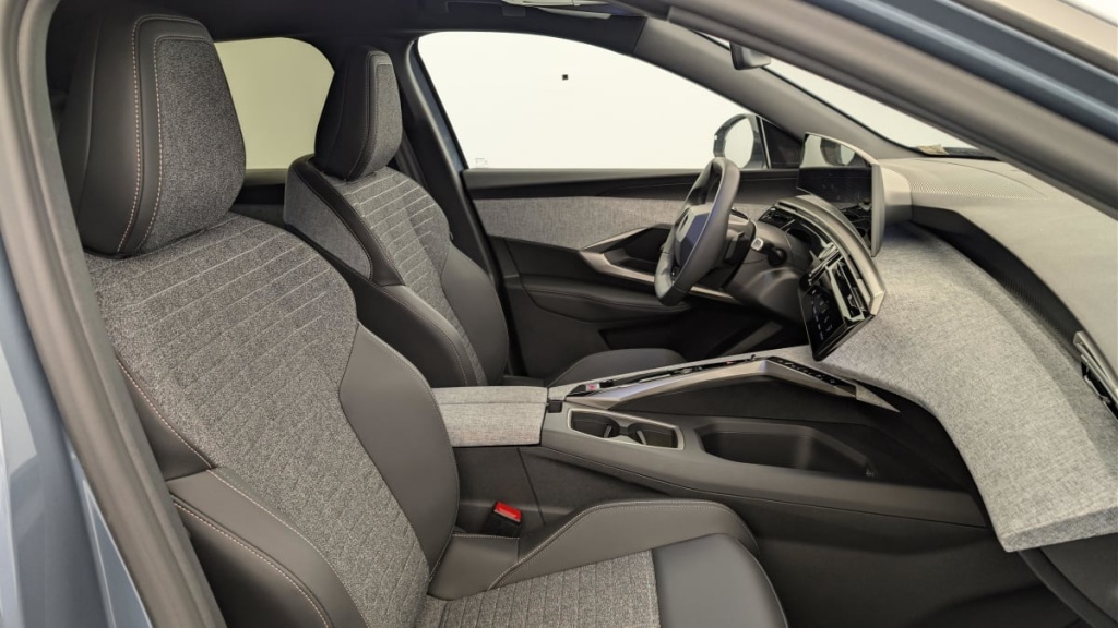 PEUGEOT 3008 Hybrid 145 e-DCS6 Allure - ref: 1-375810 - Photo 9