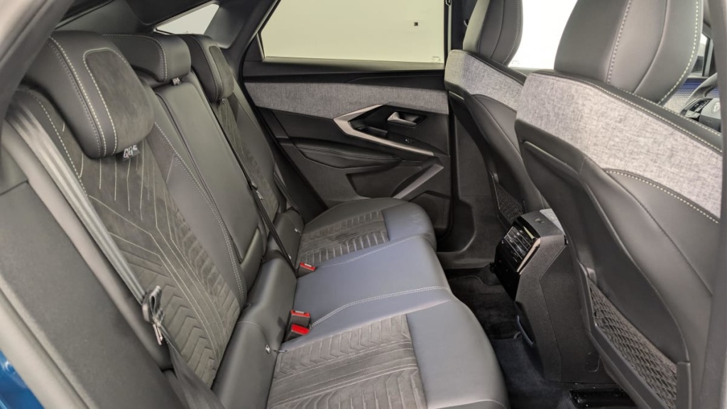 PEUGEOT 3008 Hybrid 145 e-DCS6 GT - ref: 1-375998 - Photo 10