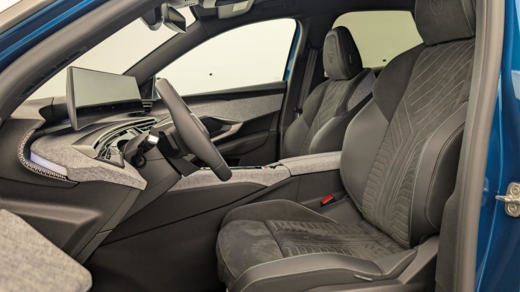 PEUGEOT 3008 Hybrid 145 e-DCS6 GT - ref: 1-376001 - Photo 16