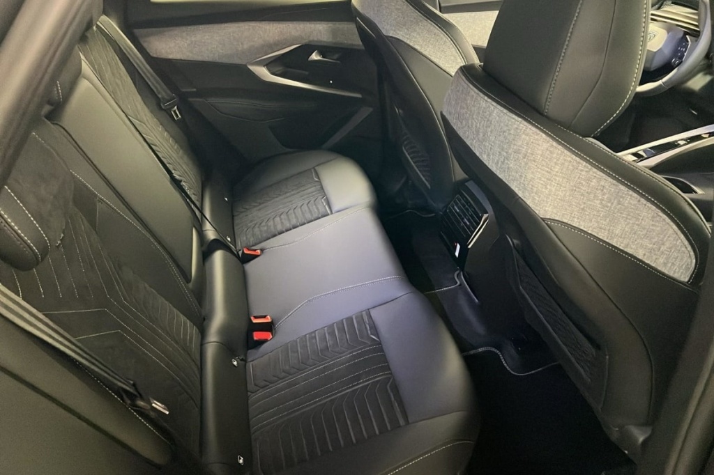 PEUGEOT 3008 Hybrid 145 e-DCS6 GT - ref: 1-376004 - Photo 10