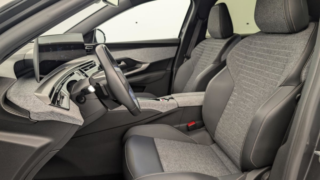 PEUGEOT 3008 Hybrid 145 e-DCS6 Allure - ref: 1-378262 - Photo 16