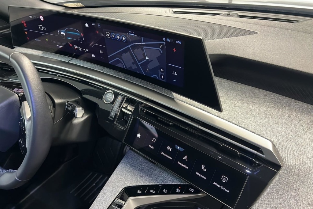 PEUGEOT 3008 Hybrid 145 e-DCS6 Allure - ref: 1-378300 - Photo 17