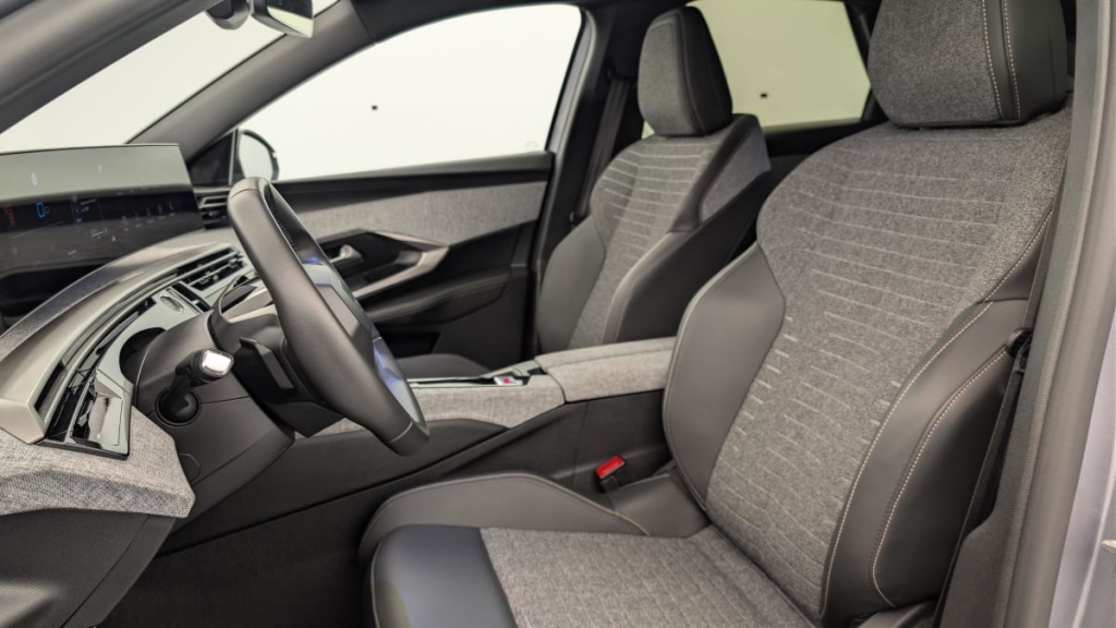 PEUGEOT 3008 Hybrid 145 e-DCS6 Allure - ref: 1-378310 - Photo 16