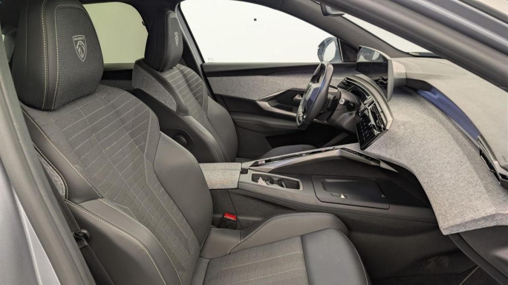 PEUGEOT 3008 Hybrid 145 e-DCS6 GT - ref: 1-378498 - Photo 9