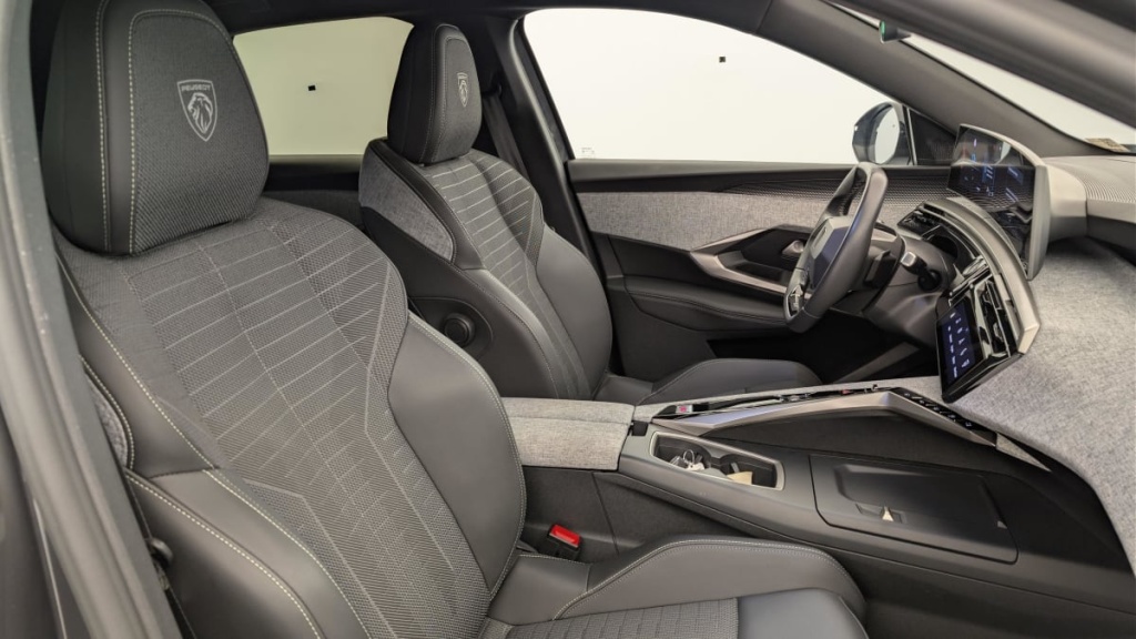 PEUGEOT 3008 Hybrid 145 e-DCS6 GT - ref: 1-378632 - Photo 9