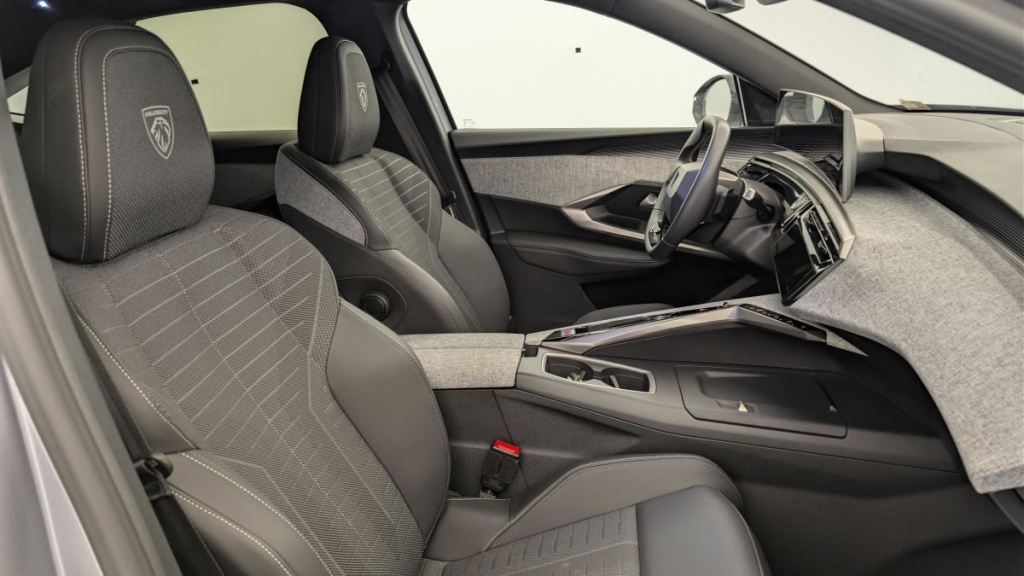 PEUGEOT 3008 Hybrid 145 e-DCS6 GT - ref: 1-378640 - Photo 9