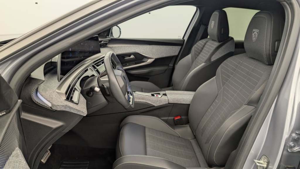 PEUGEOT 3008 Hybrid 145 e-DCS6 GT - ref: 1-379640 - Photo 16