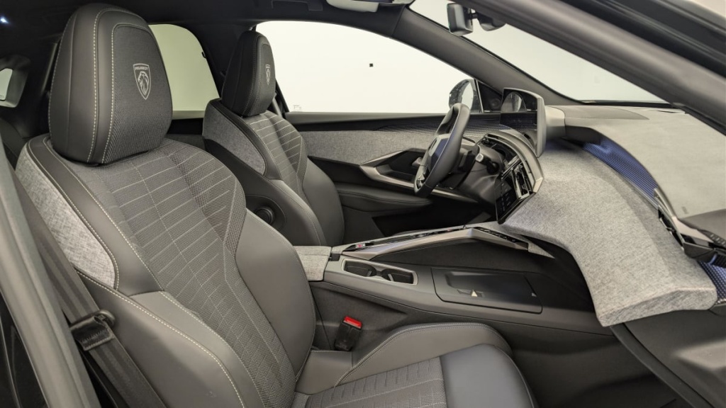 PEUGEOT 3008 Hybrid 145 e-DCS6 GT - ref: 1-379648 - Photo 9