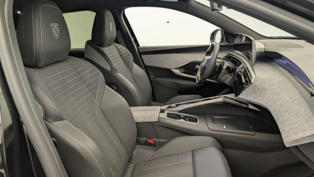 PEUGEOT 3008 Hybrid 145 e-DCS6 GT - ref: 1-379649 - Photo 9