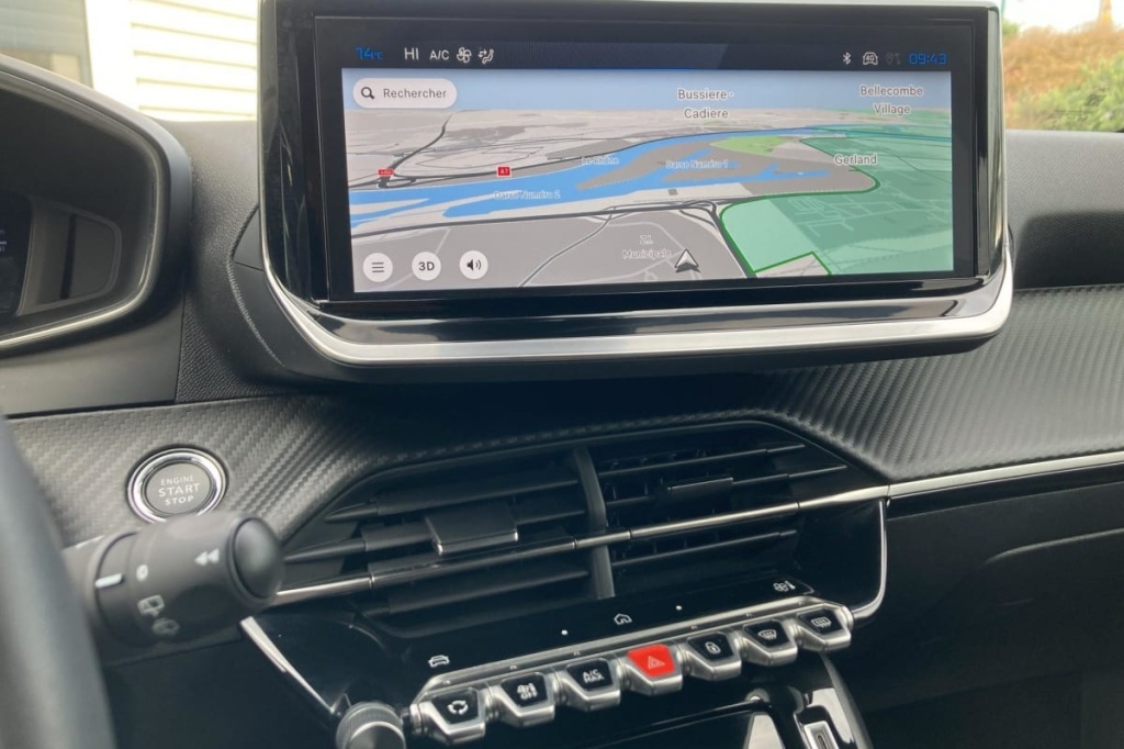 PEUGEOT 2008 Hybrid 145 e-DCS6 Allure - ref: 1-379970 - Photo 17