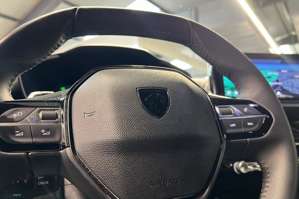 PEUGEOT 2008 Hybrid 145 e-DCS6 Allure - ref: 1-379980 - Photo 15