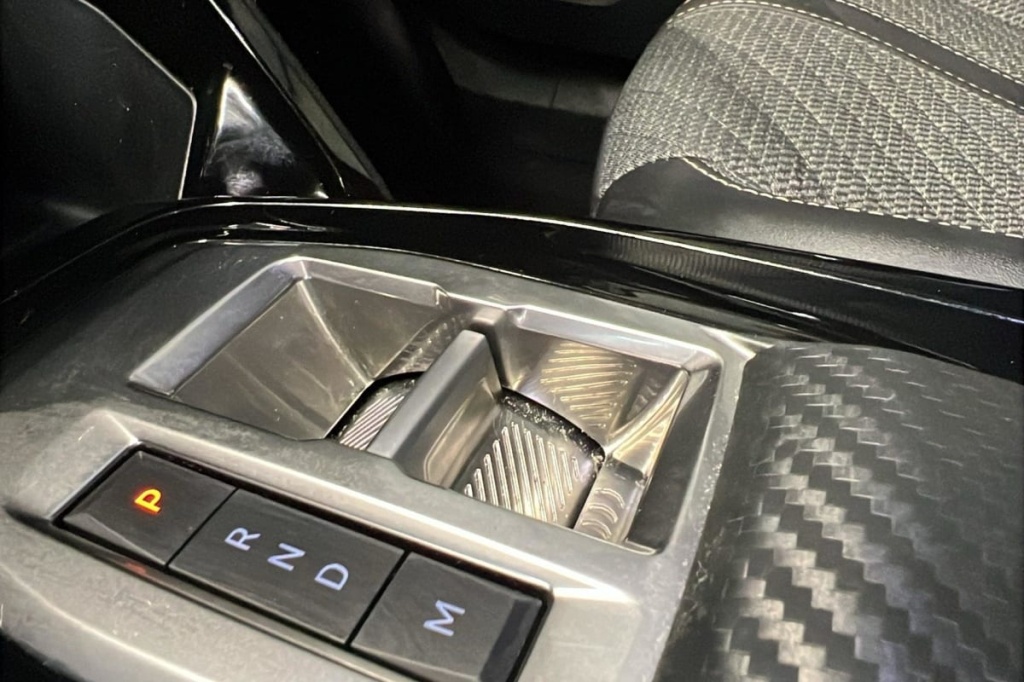 PEUGEOT 2008 Hybrid 145 e-DCS6 Allure - ref: 1-379980 - Photo 16