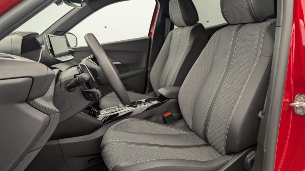 PEUGEOT 2008 Hybrid 145 e-DCS6 Allure - ref: 1-379983 - Photo 16