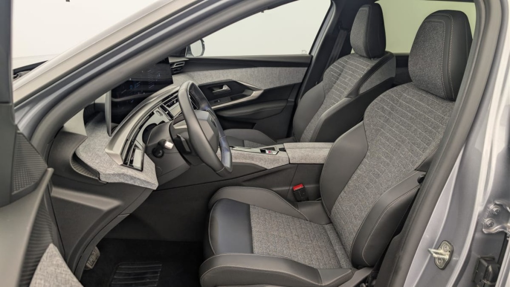 PEUGEOT 5008 HYBRID 145 CH E-DCS6 ALLURE - ref: 1-382162 - Photo 16