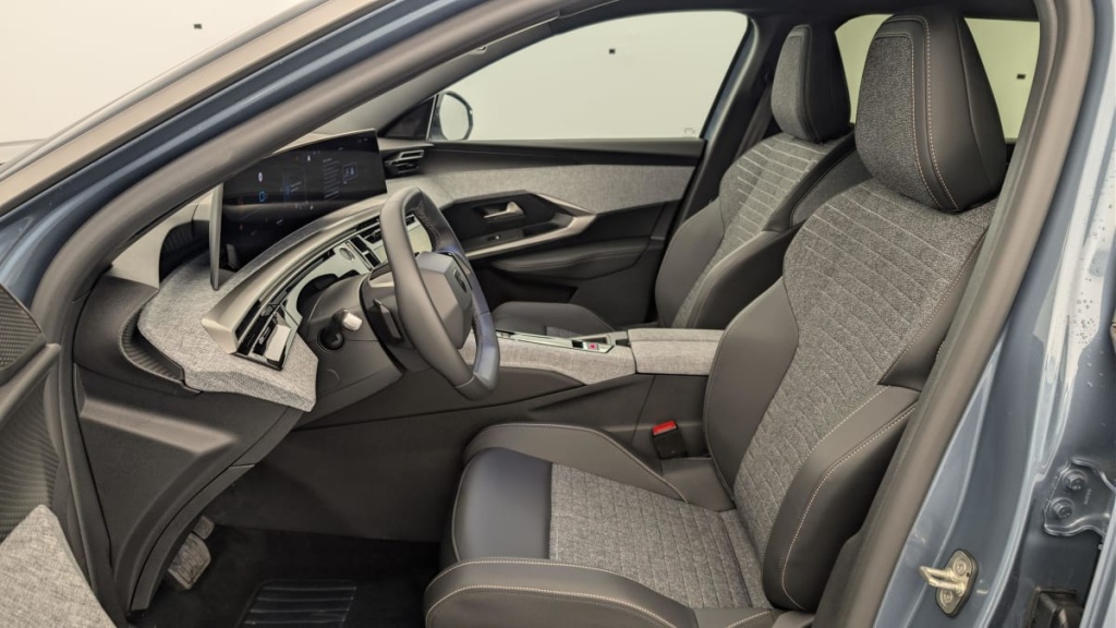 PEUGEOT 5008 HYBRID 145 CH E-DCS6 ALLURE - ref: 1-382333 - Photo 16