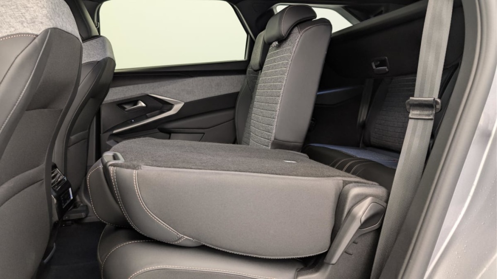 PEUGEOT 5008 HYBRID 145 CH E-DCS6 ALLURE - ref: 1-382334 - Photo 12