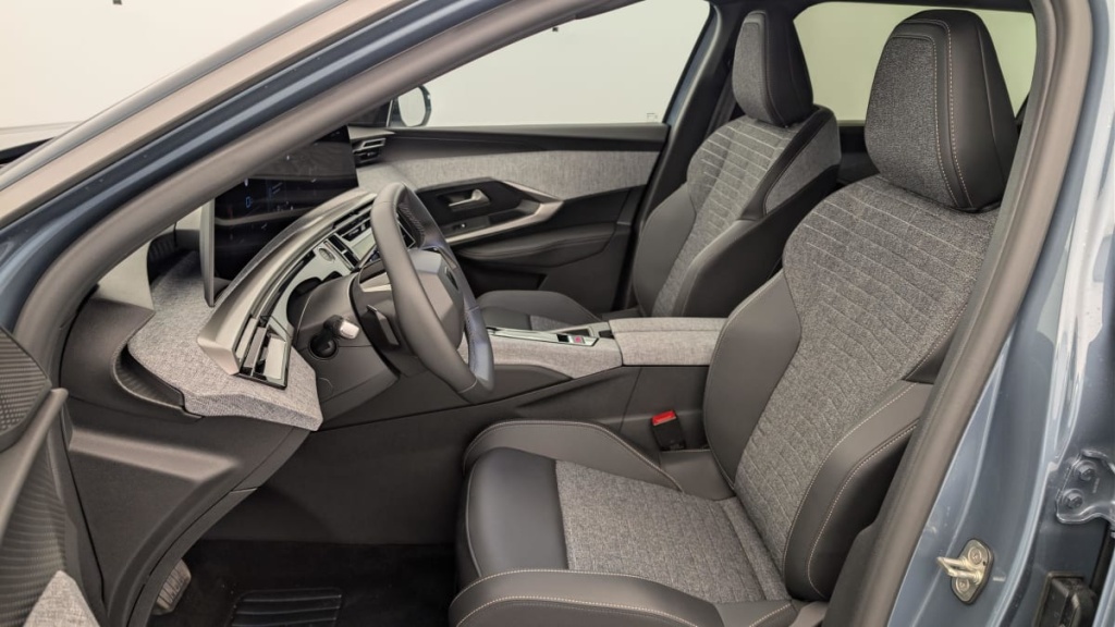 PEUGEOT 5008 HYBRID 145 CH E-DCS6 ALLURE - ref: 1-382335 - Photo 16