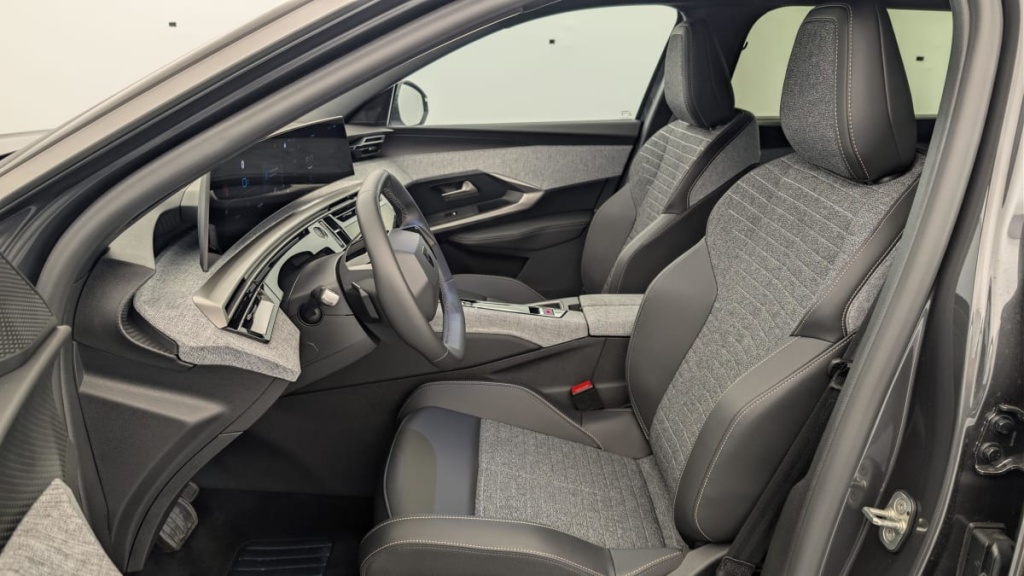 PEUGEOT 5008 HYBRID 145 CH E-DCS6 ALLURE - ref: 1-382336 - Photo 16