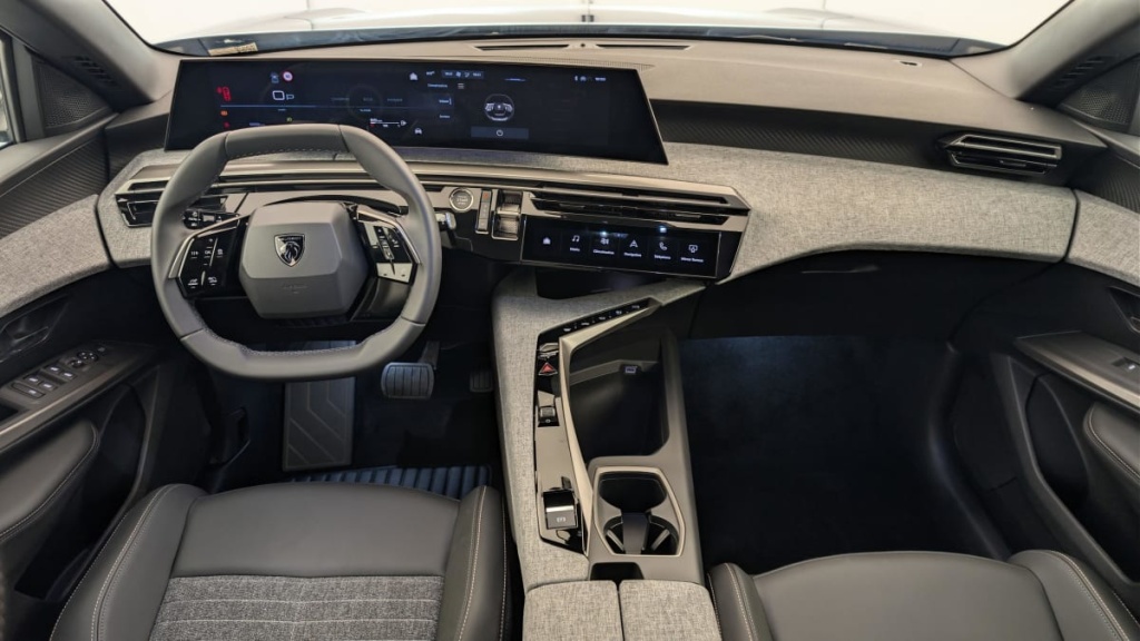 PEUGEOT 5008 HYBRID 145 CH E-DCS6 ALLURE - ref: 1-382338 - Photo 13