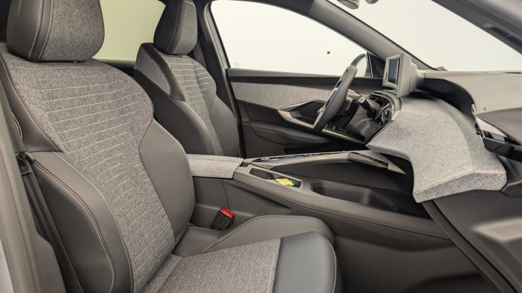 PEUGEOT 3008 Hybrid 145 e-DCS6 Allure - ref: 1-382921 - Photo 9