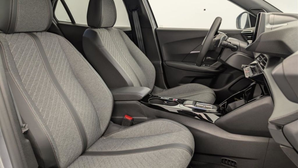 PEUGEOT 2008 Hybrid 145 e-DCS6 Allure - ref: 1-383011 - Photo 9