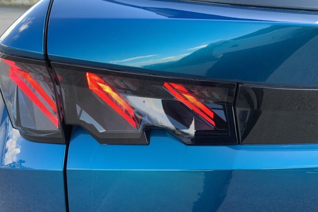 PEUGEOT 5008 Hybrid 145 e-DCS6 GT - ref: 1-383419 - Photo 12