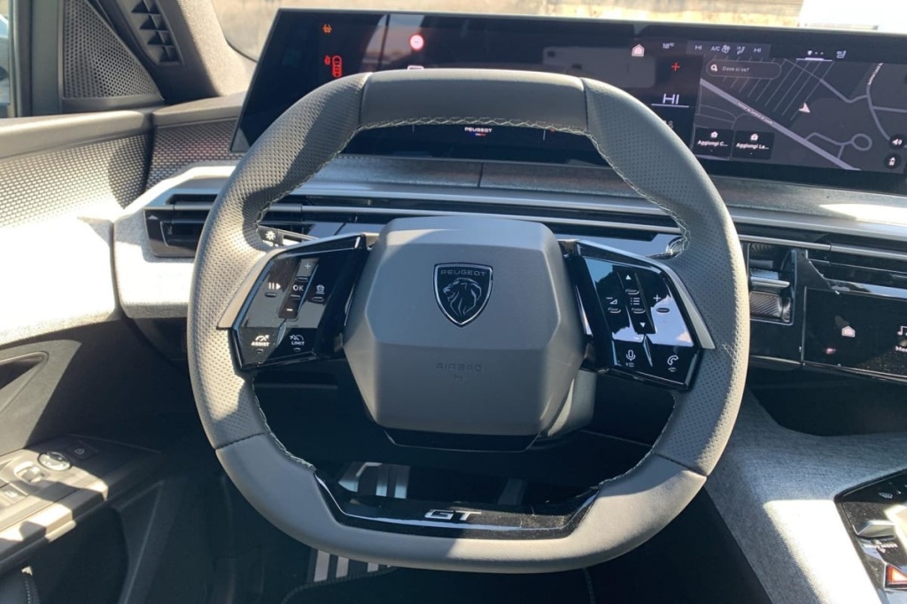 PEUGEOT 5008 Hybrid 145 e-DCS6 GT - ref: 1-383419 - Photo 17