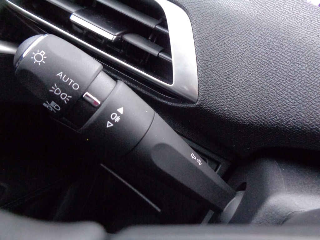 PEUGEOT 3008 1.2 PURETECH 130CH ALLURE - ref: 2-677266 - Photo 16