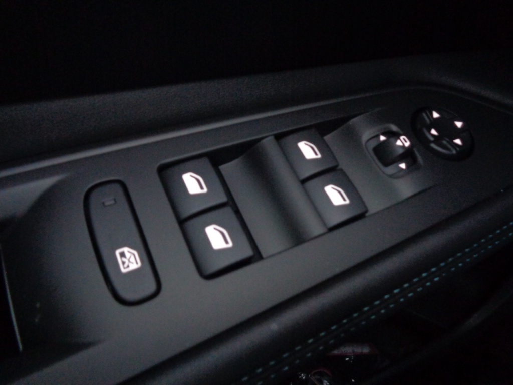 PEUGEOT 3008 1.2 PURETECH 130CH ALLURE - ref: 2-677266 - Photo 4