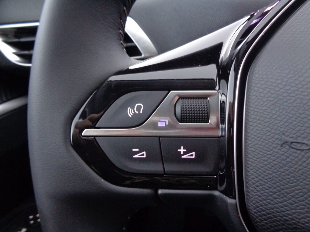PEUGEOT 3008 1.2 PURETECH 130CH ALLURE - ref: 2-677266 - Photo 9
