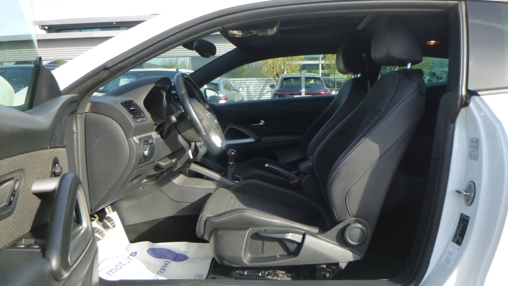 VOLKSWAGEN Scirocco Sportline 2.0 TDI 140CV - SPORTLINE +TOIT - ref: 5-1424634 - Photo 16