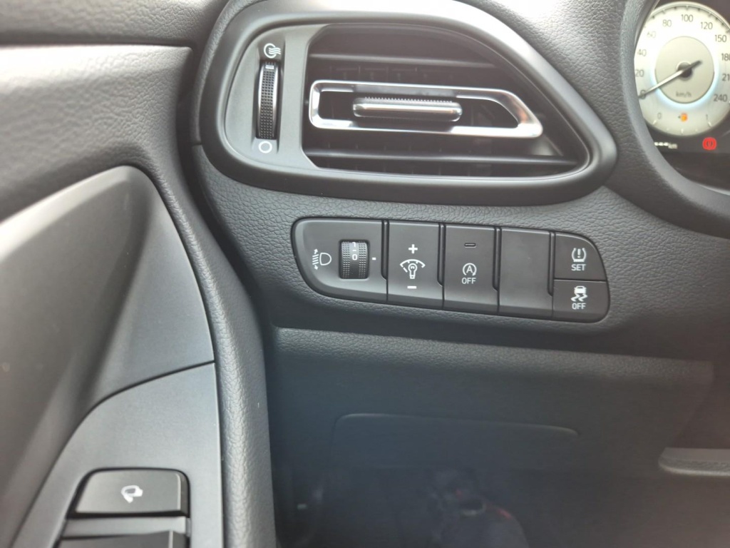 HYUNDAI i30 1.5 Gasoline 97hp - ref: 7-44223 - Photo 14